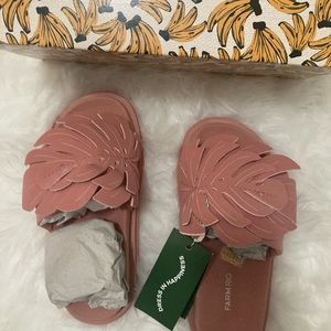 Farm Rio - NWT monstera pale pink sandal US 9